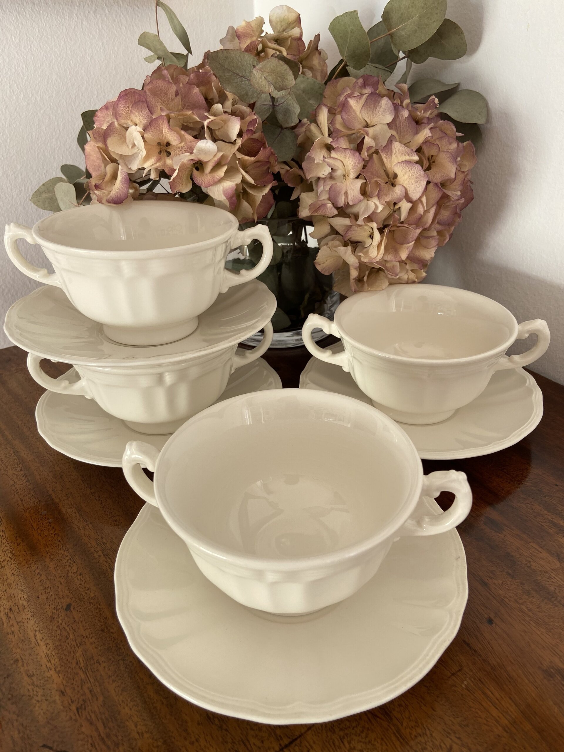 4 tazas de consomé en loza blanca. - 2