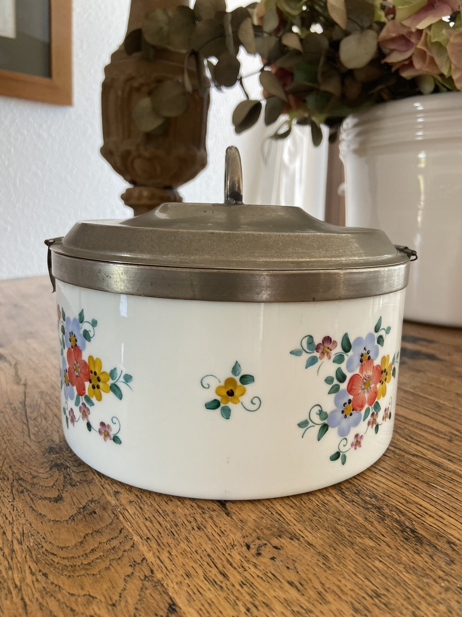 Galletero en porcelana con tapa y asa de metal - 2