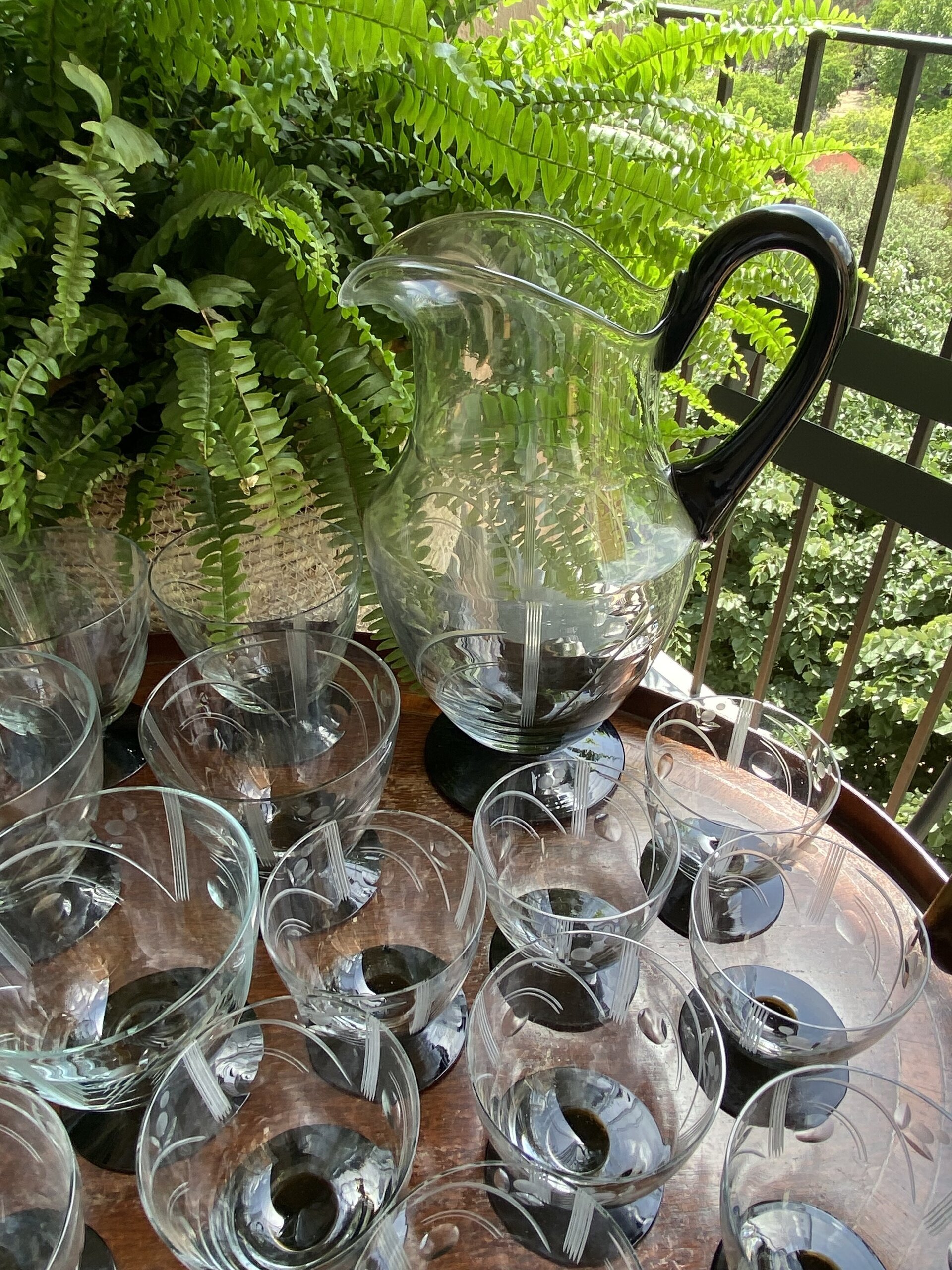 Jarra y copas en vidrio tallado transparente con pie negro. - 2