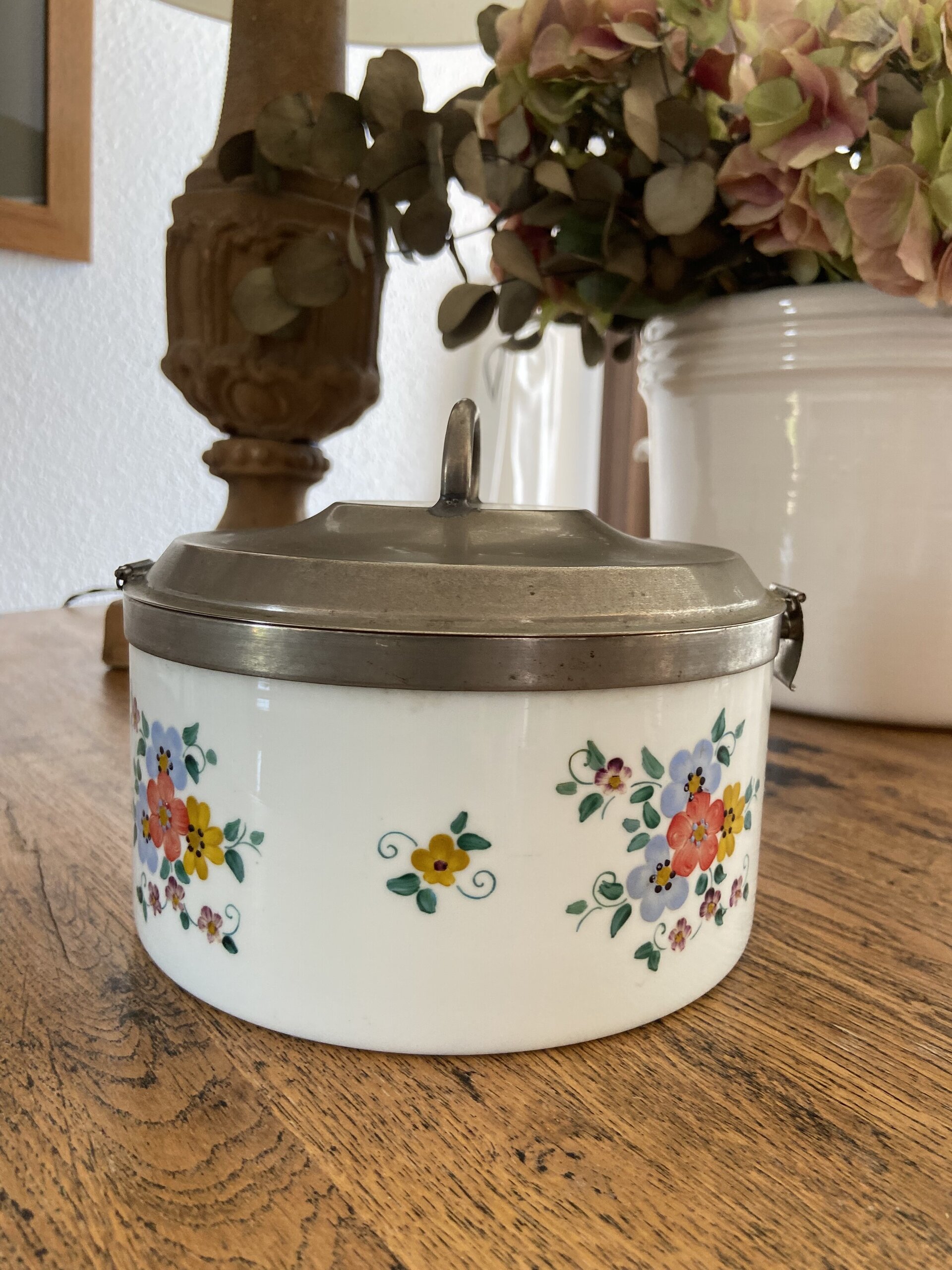 Galletero en porcelana con tapa y asa de metal - 4