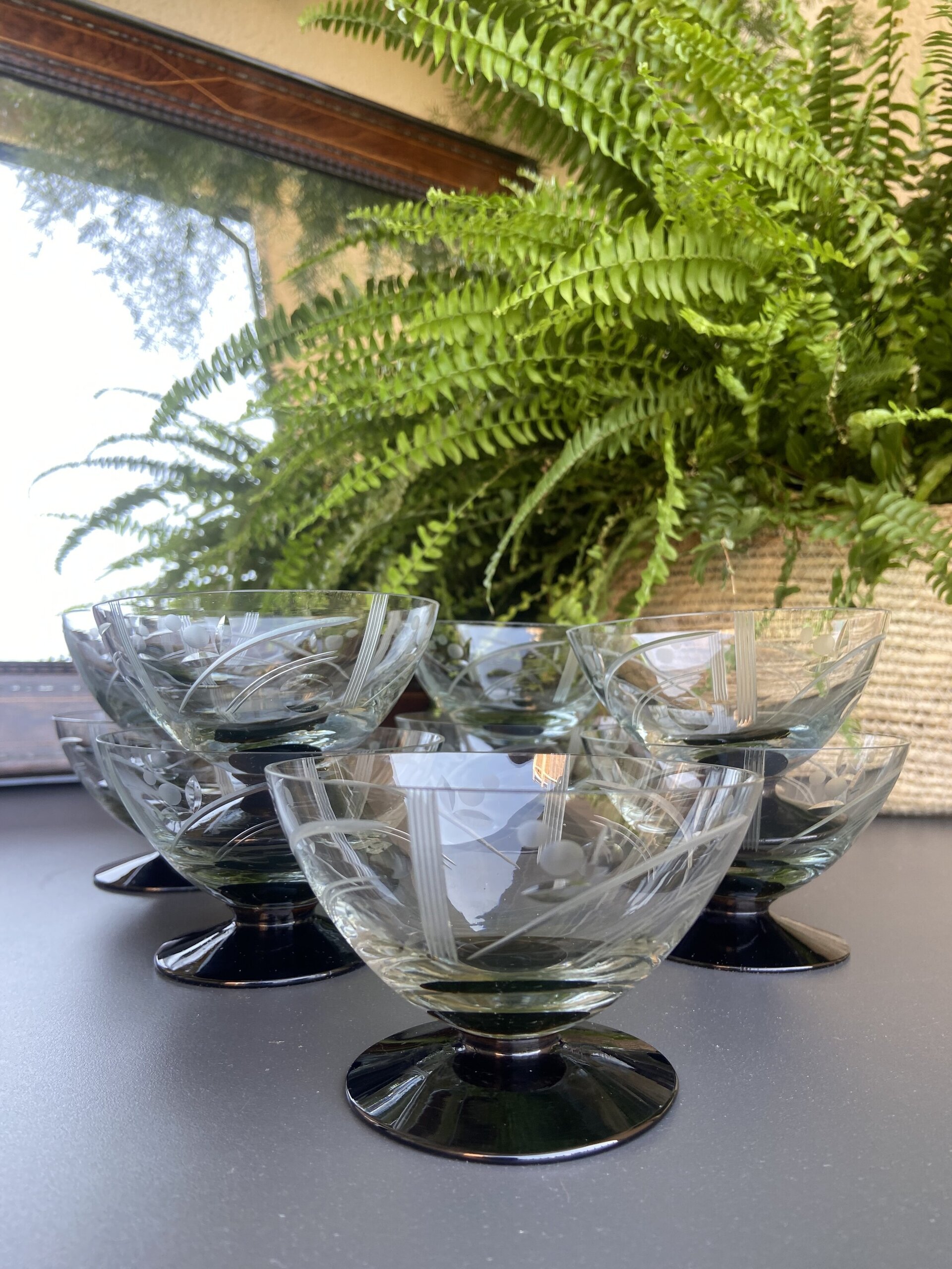 9 copas en vidrio tallado transparente con pie negro. - 2