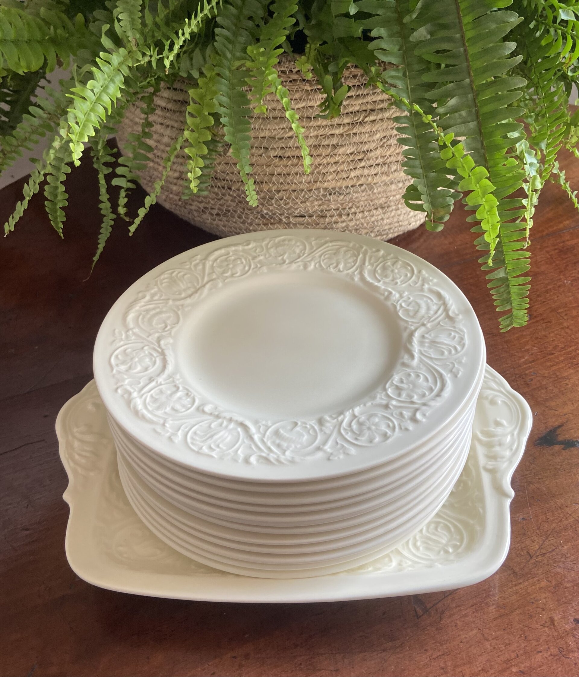 Fuente y 12 platos merienda en porcelana "Wedgwood" (mod. Barlaston). - 2