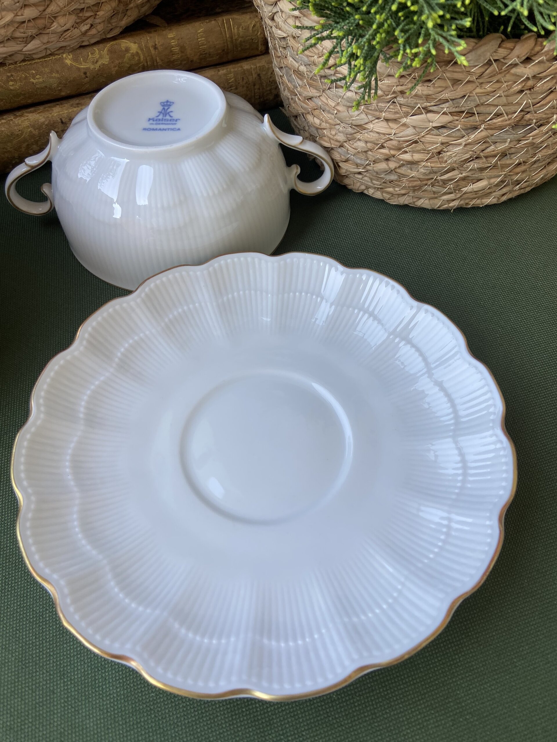 12 tazas de consomé en porcelana alemana "Kaiser". - 7