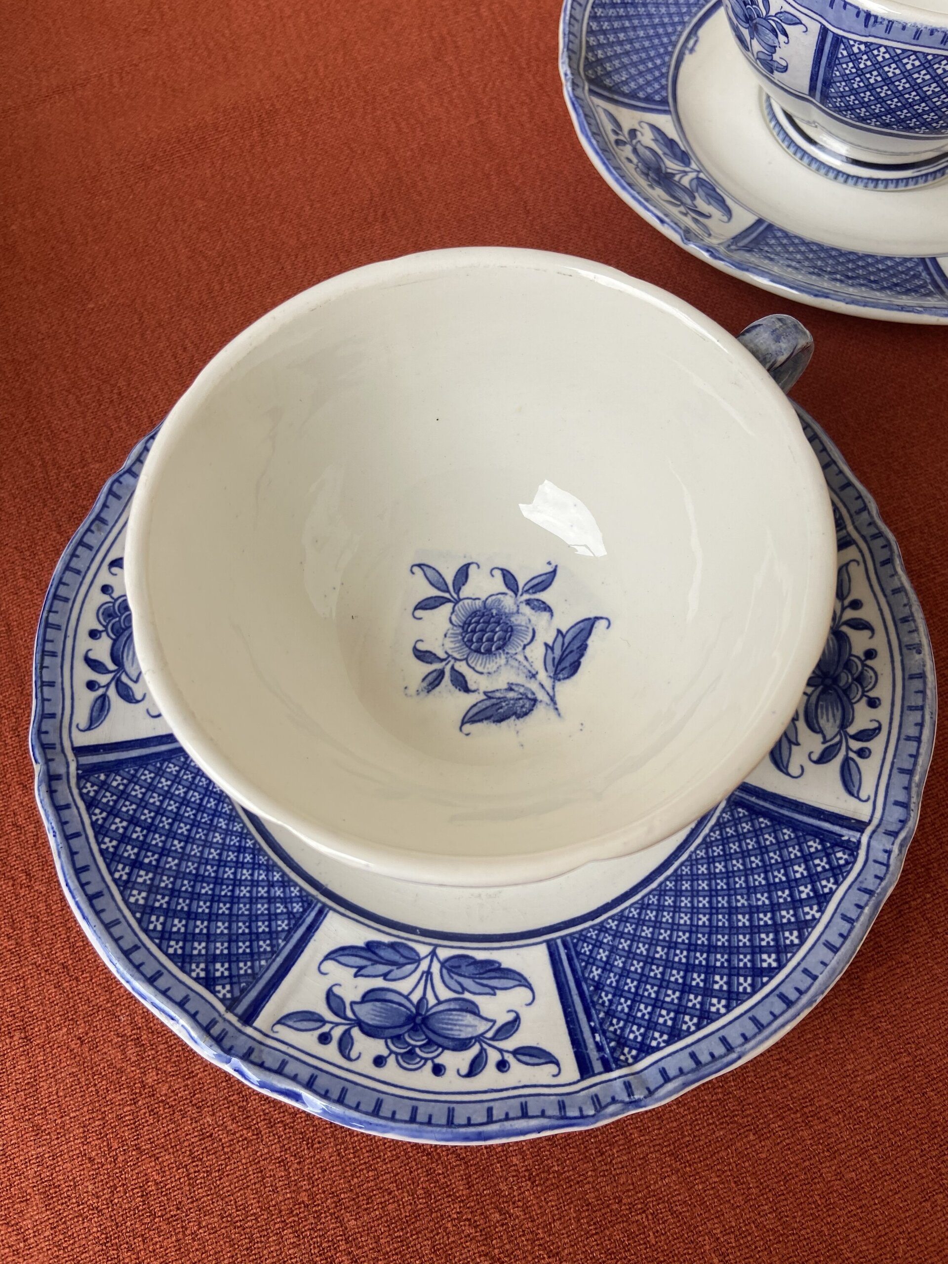 2 trios con tazas de desayuno loza francesa "Sarreguemines". - 4