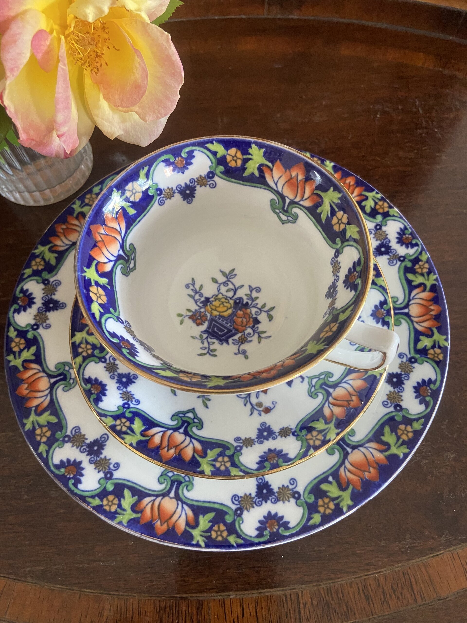 Trio con taza de té en porcelana inglesa "Aynsley" - 5