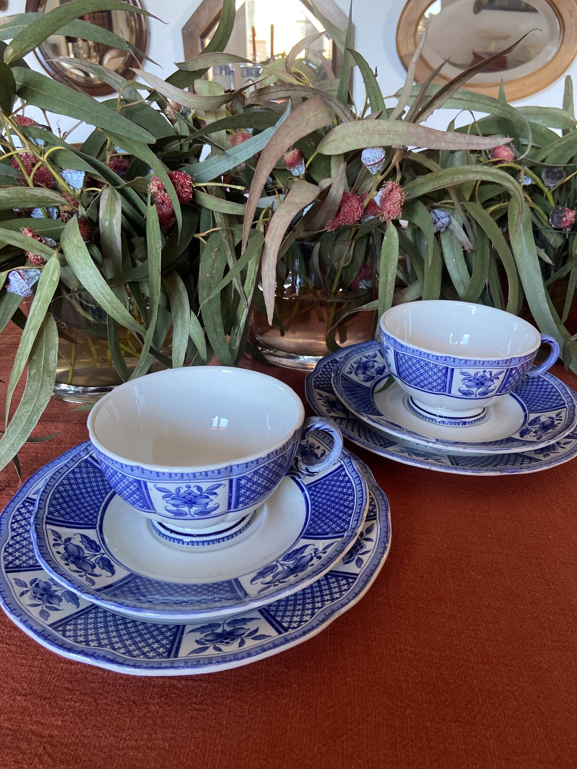 2 trios con tazas de desayuno loza francesa "Sarreguemines". - 2