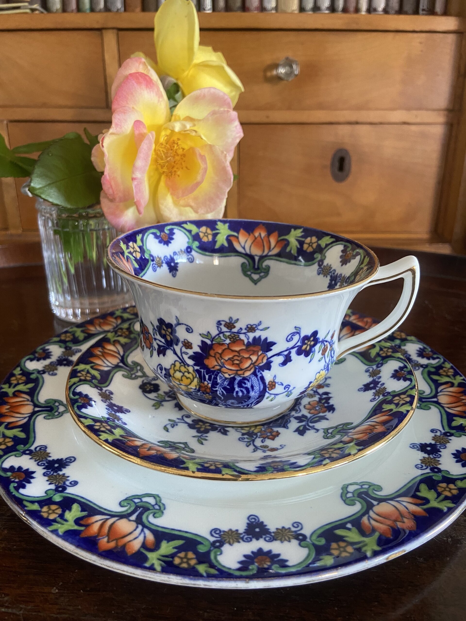 Trio con taza de té en porcelana inglesa "Aynsley" - 2
