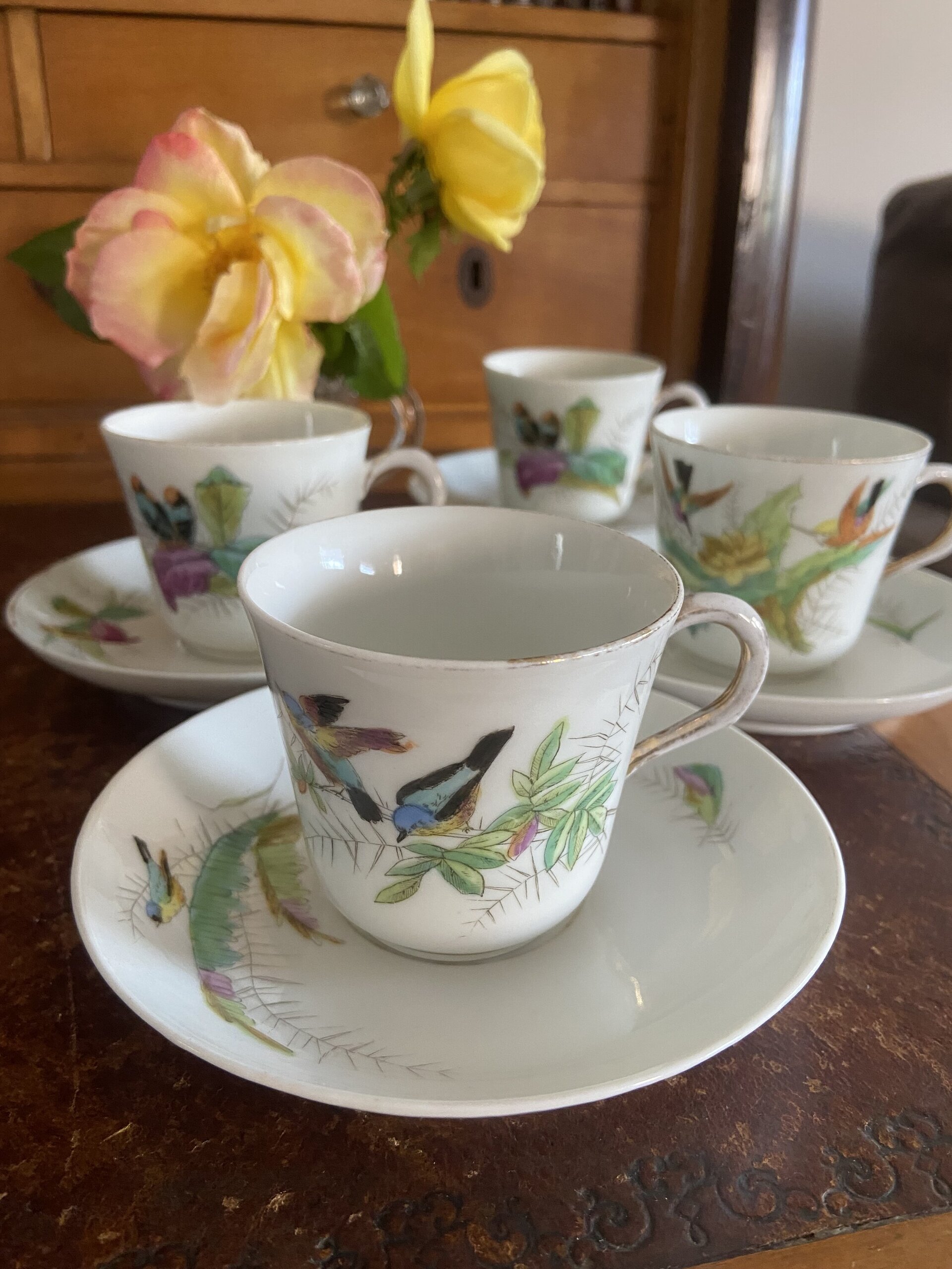 4 tazas de café en porcelana decoradas con pajaros. - 1