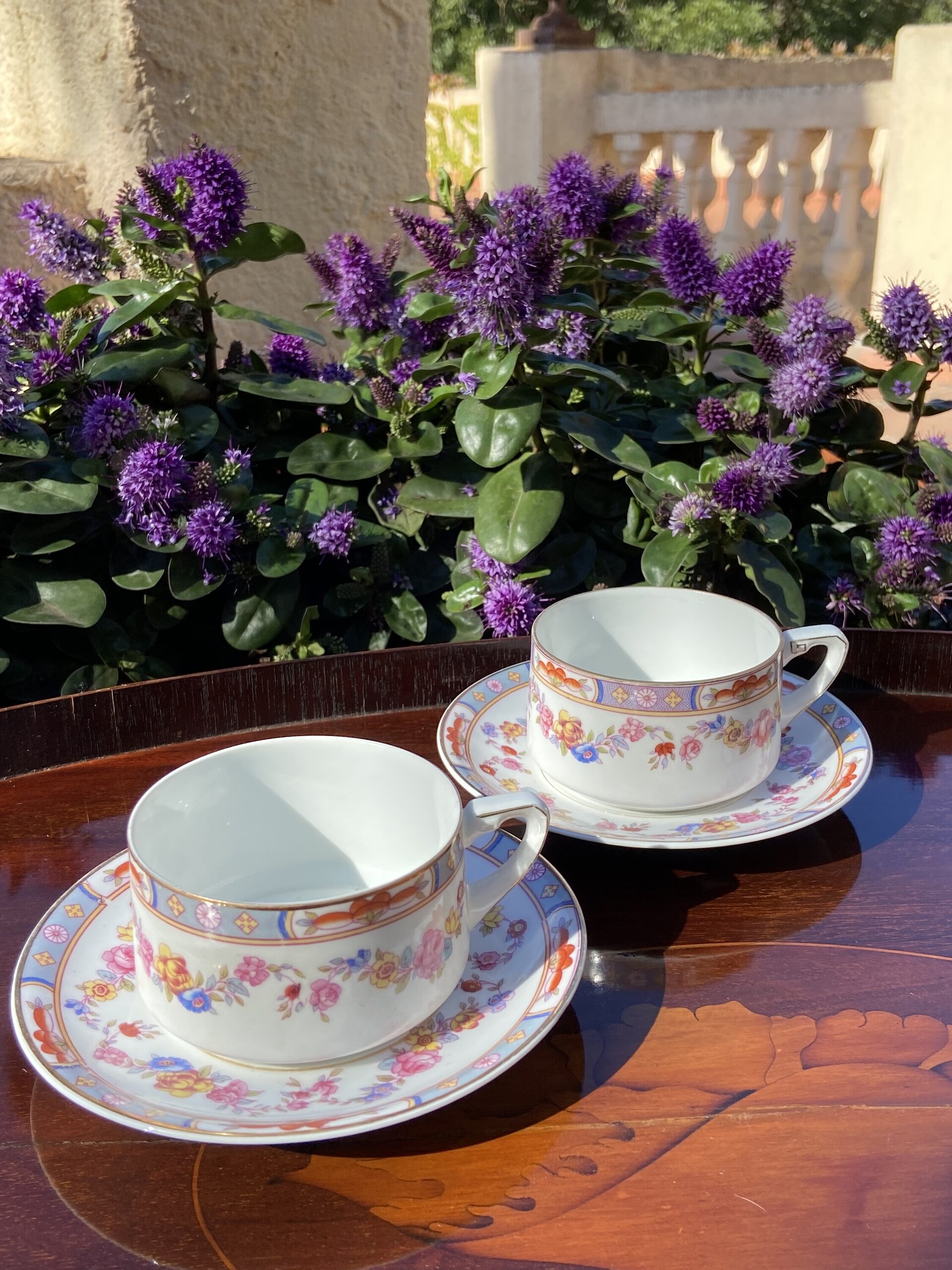 Pareja de tazas con plato en fina porcelana. - 1