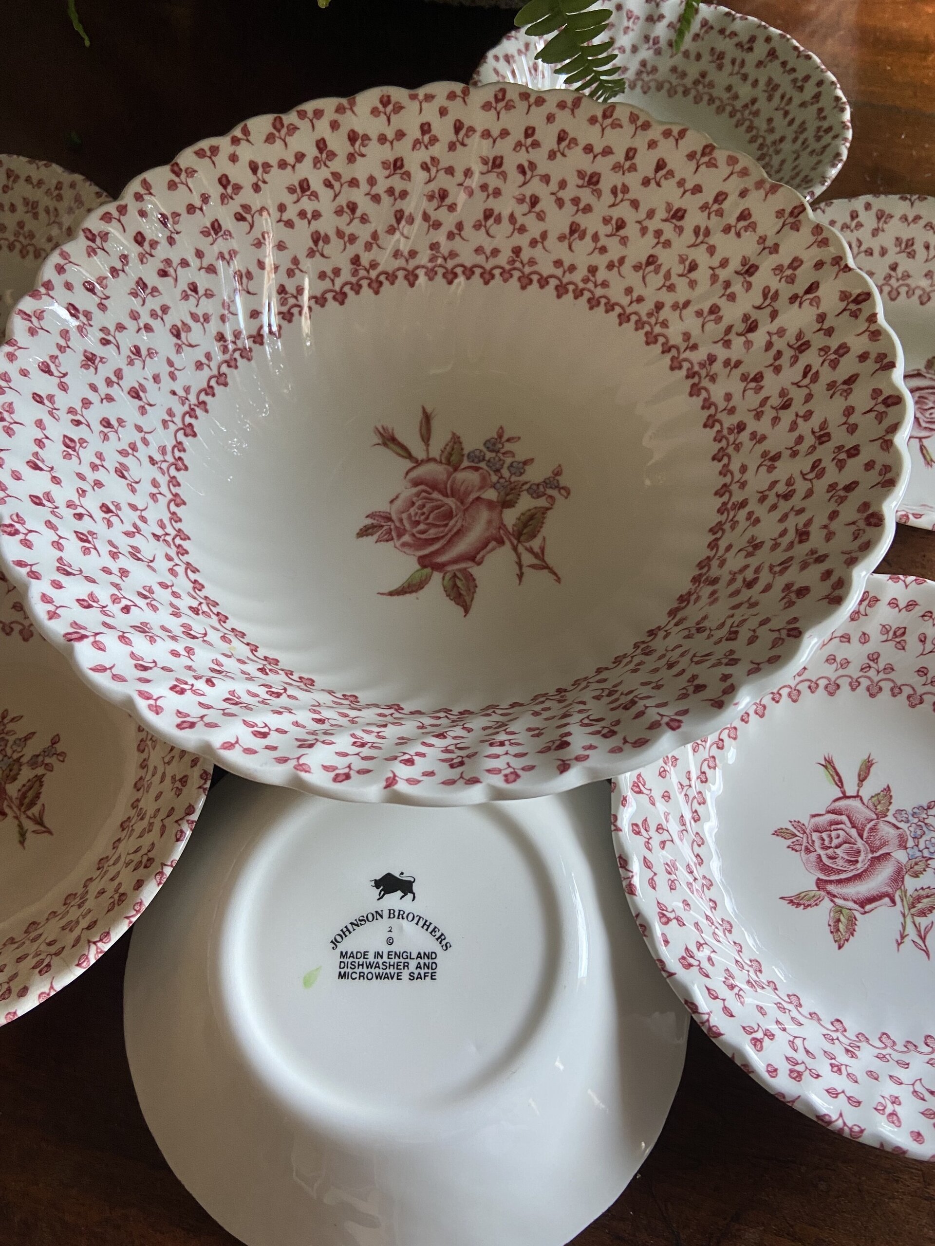 Bol G. y 6 boles P. en loza inglesa "Johnson Bros" (mod. Rose Bouquet) - 4