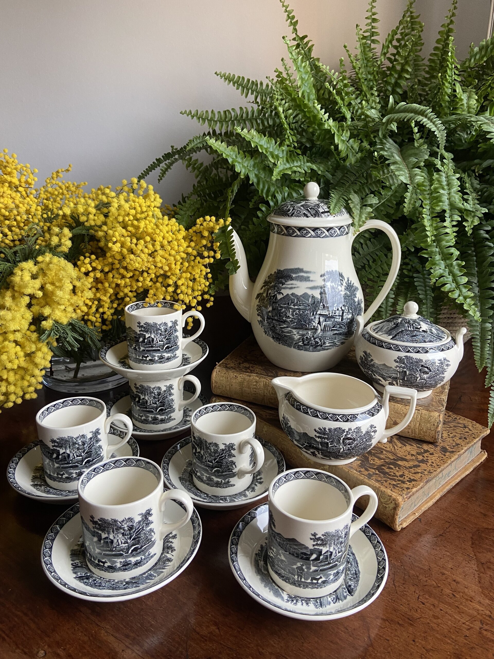 Juego de café en porcelana inglesa "Wedgwood" (mod. Lugano). - 1