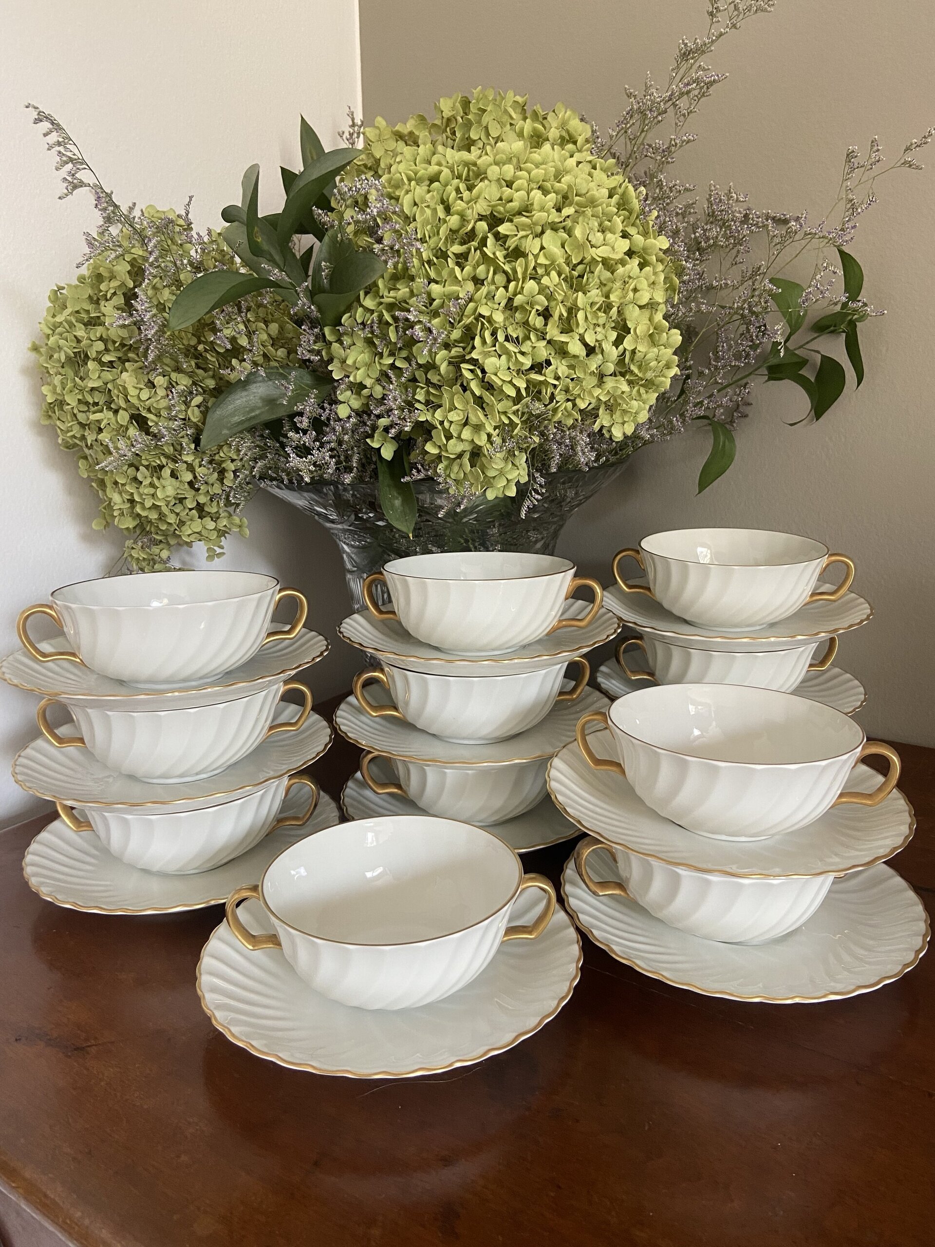 12 tazas de consomé con plato en porcelana "Bidasoa". - 5