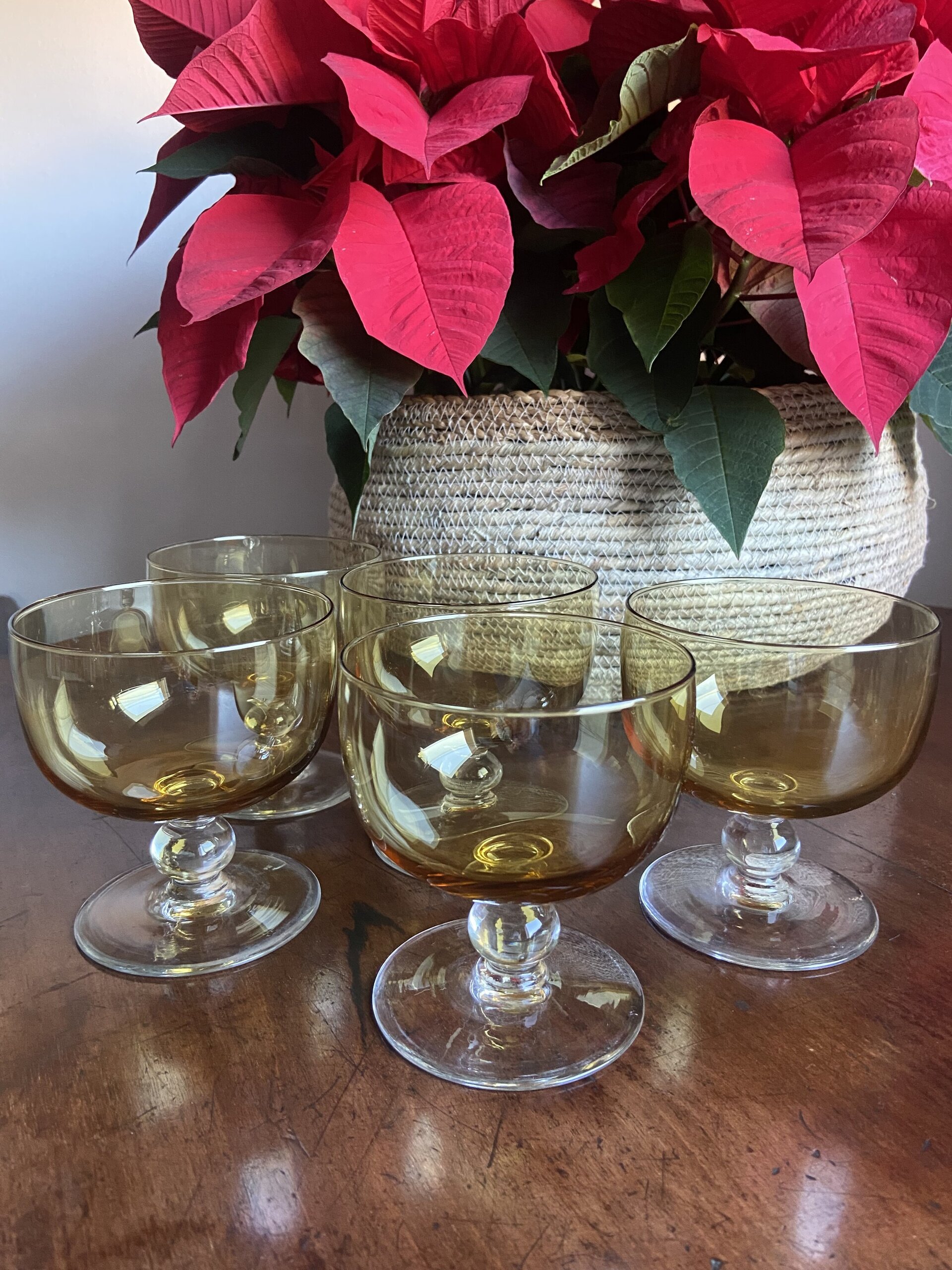 5 copas en vidrio color ambar. - 2