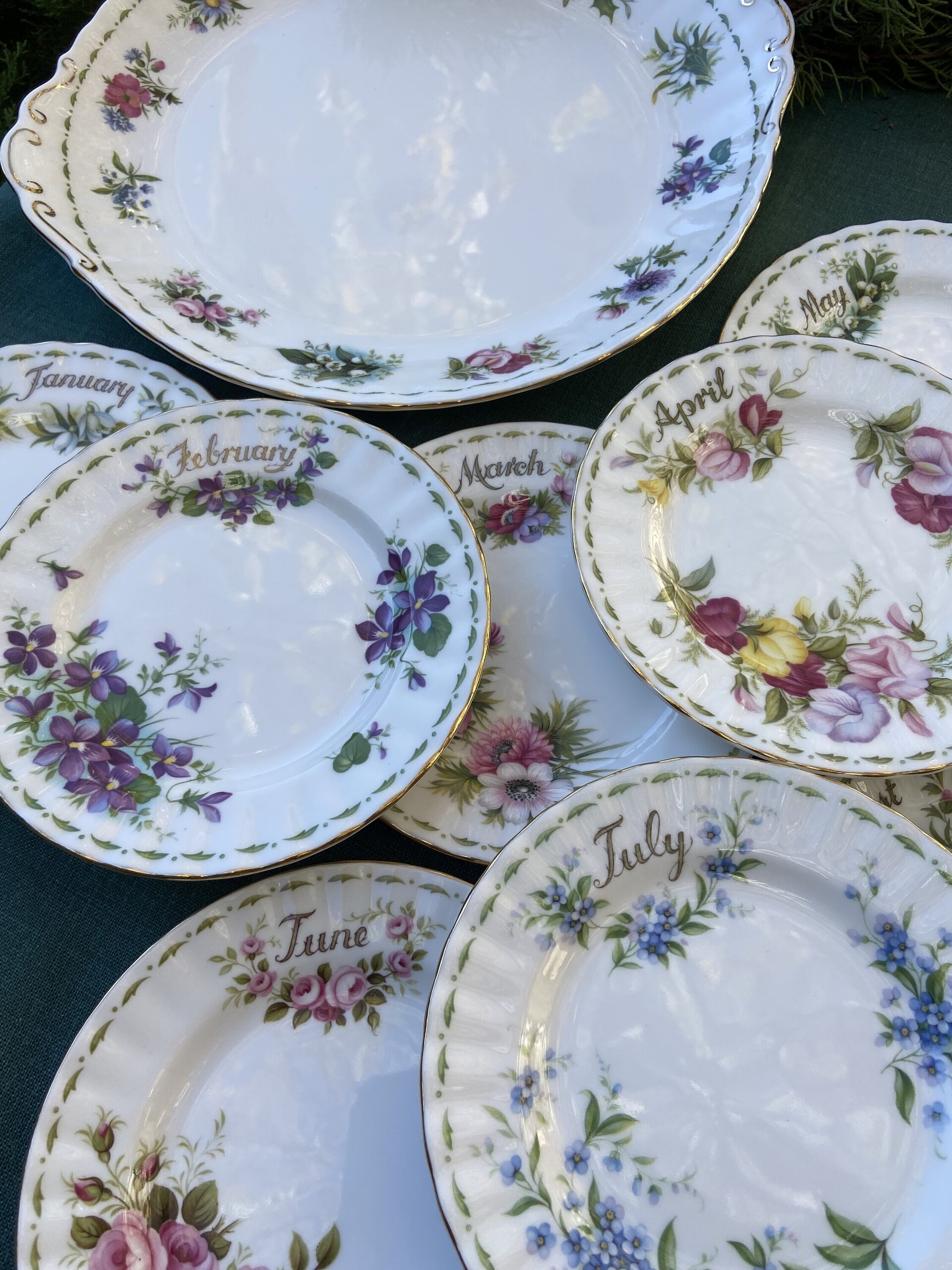 Fuente redonda y 12 platos de merienda en porcelana Bone China "Royal Albert" - 2