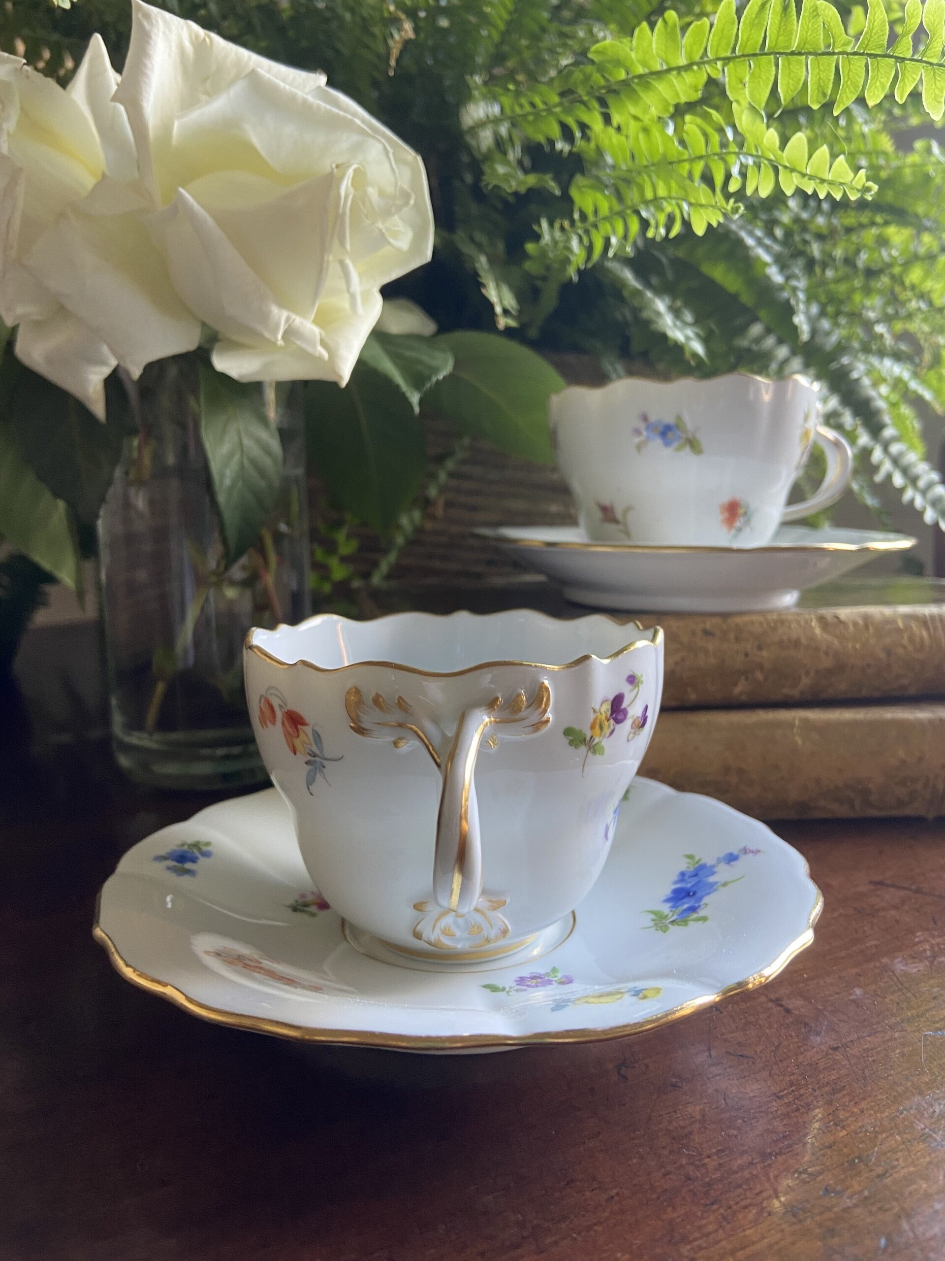 Pareja de tazas de té en porcelana alemana "Meissen". - 2
