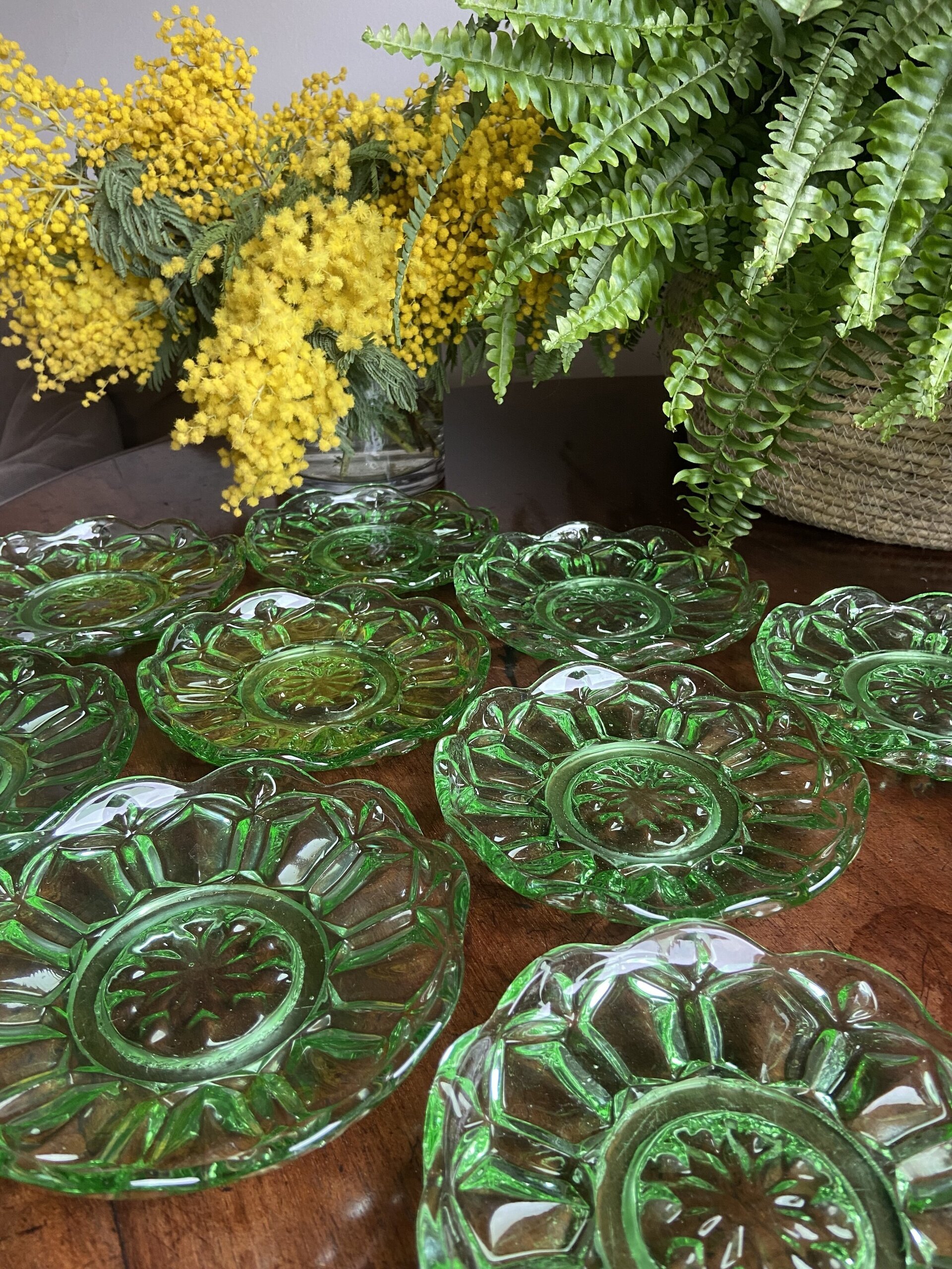 9 platos en vidrio prensado verde - 3