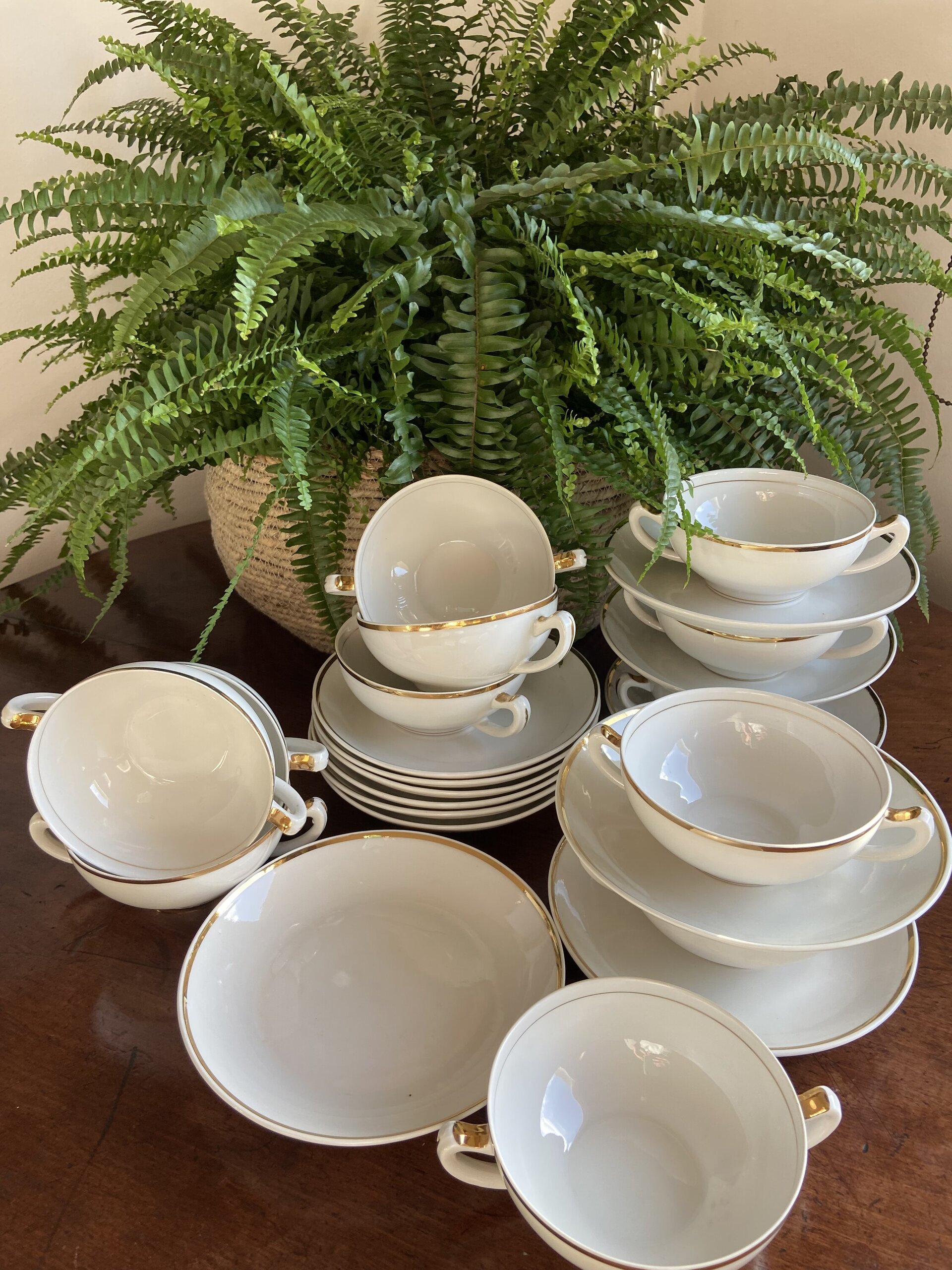 12 tazas de consomé en porcelana blanca con filo dorado - 5