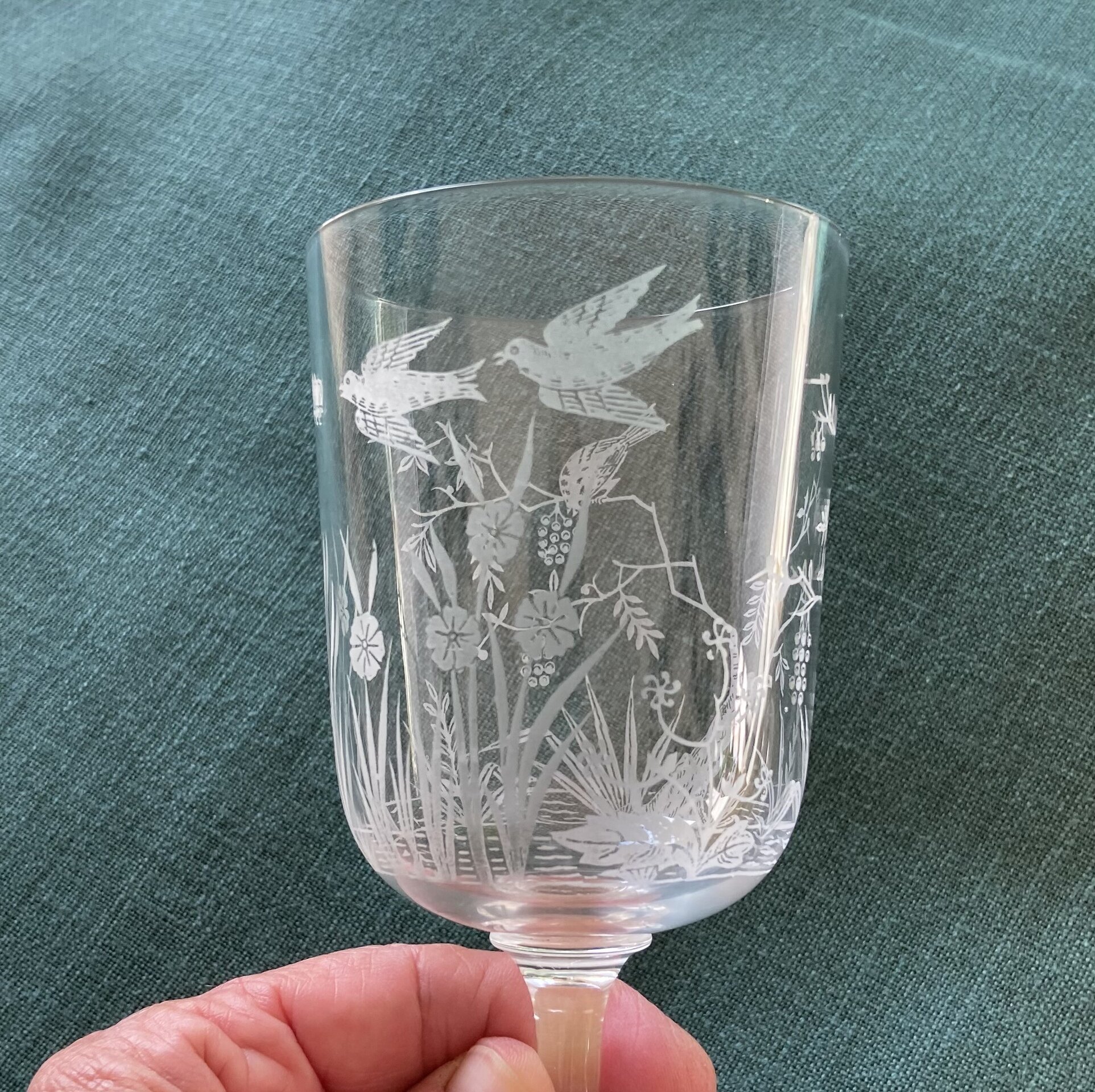 11 copas de cristal con serigrafia de pájaros y mariposas. - 3